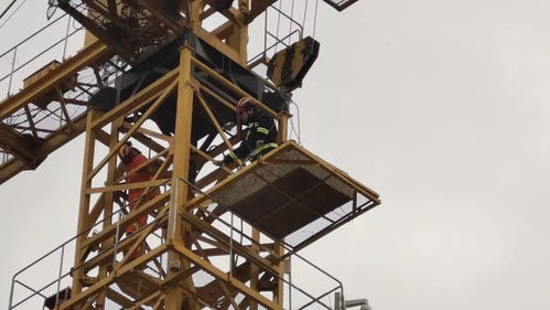 25米高空,男子發病癱坐塔吊,消防徒手爬塔救人