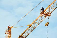 塔吊上的吶喊 為夫討薪反被拘，底層勞工維權路在何方？